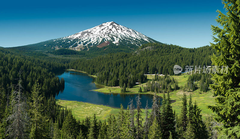 Todd Lake和Mt Bachelor，俄勒冈州，美国